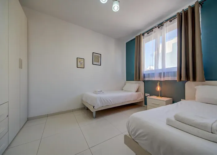 Seaview Two-bedroom Near The With Wifi Appartement