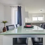 Seaview Two-bedroom Near The With Wifi Lägenhet *