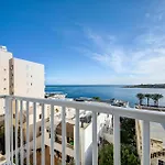 Seaview Two-bedroom Near The With Wifi セント・ポールズ・ベイ