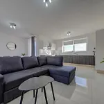Seaview Two-bedroom Near The With Wifi