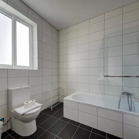Seaview Two-bedroom Near The With Wifi セント・ポールズ・ベイ