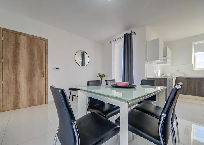 Seaview Two-bedroom Near The With Wifi St. Paul's Bay