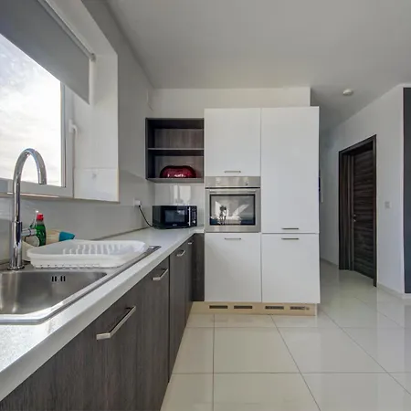 Seaview Two-bedroom Near The With Wifi St. Paul's Bay
