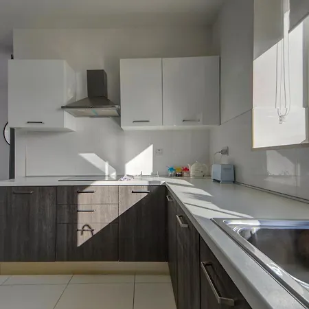 Seaview Two-bedroom Near The With Wifi