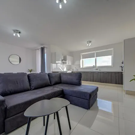 Seaview Two-bedroom Near The With Wifi