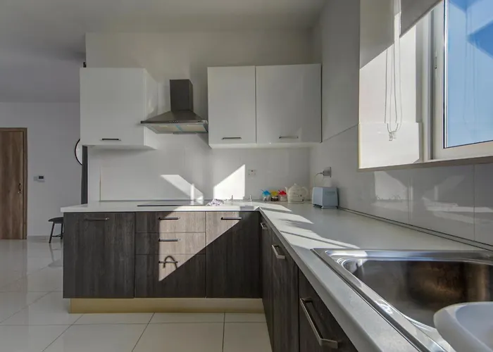 Seaview Two-bedroom Near The With Wifi